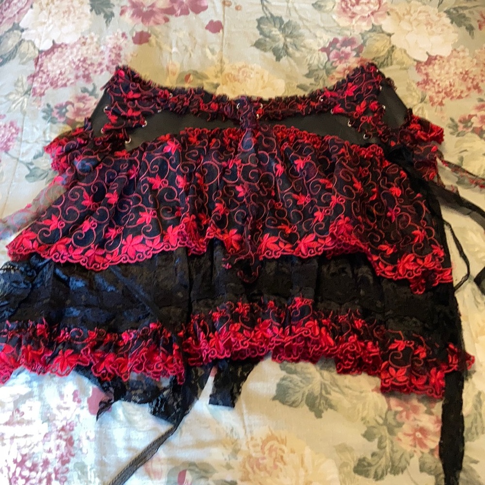 Sexy Woman’s Bustle of Leather/Lace, tie front